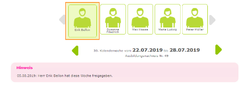 Berufsschullehrer - Azubi im Berichtsheft auswählen_de.png